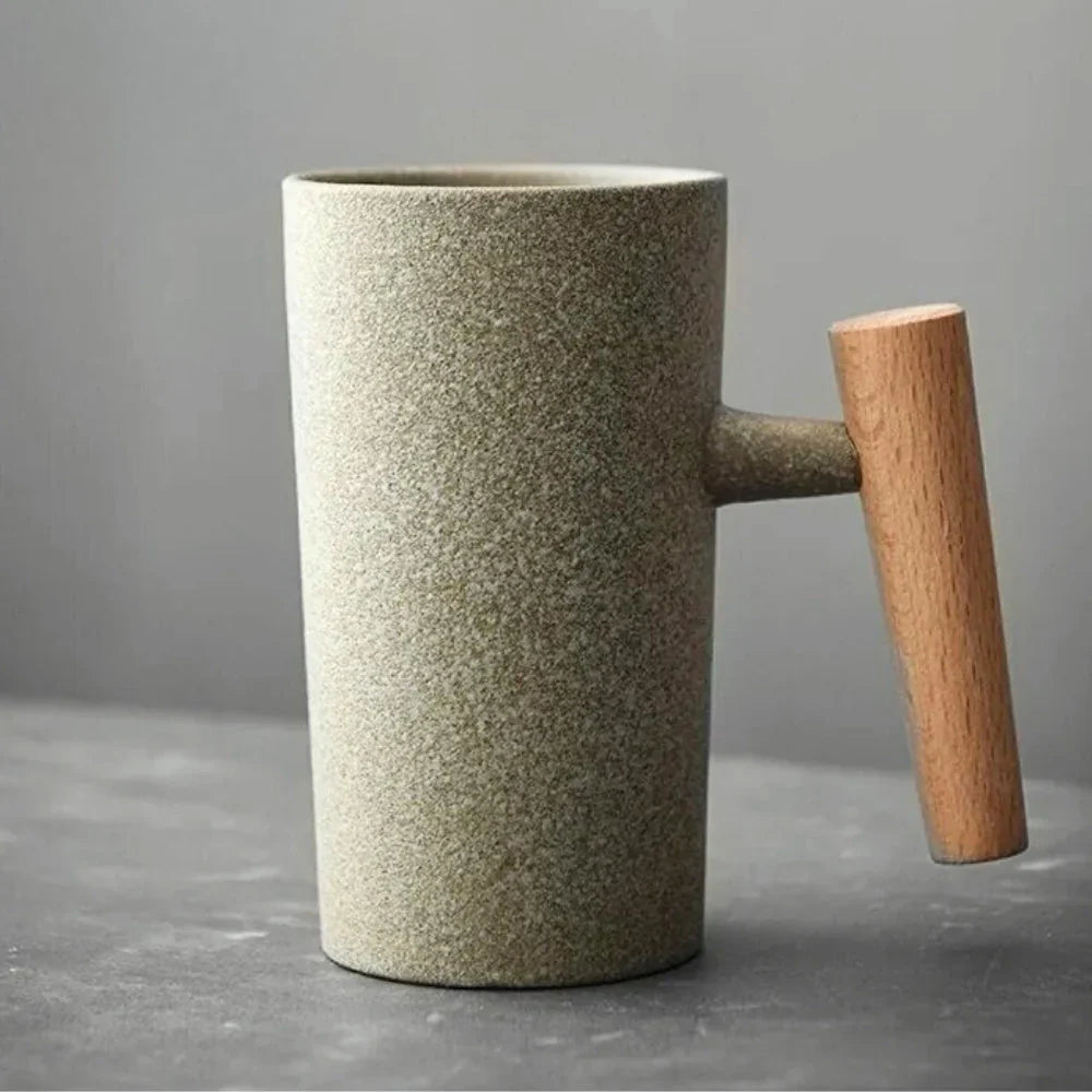 Nordische Design Tasse – Minimalistische Keramiktasse mit Holzgriff
