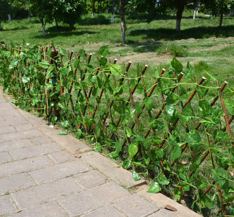 Künstlicher Gartenzaun mit Efeu – Flexibler Sichtschutz für Balkon und Terrasse