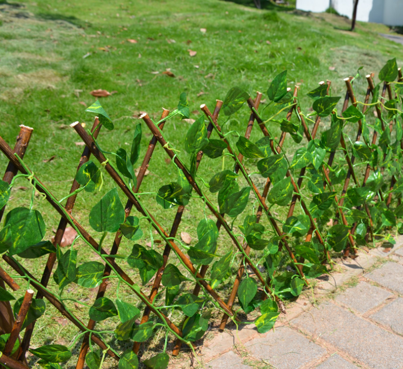 Künstlicher Gartenzaun mit Efeu – Flexibler Sichtschutz für Balkon und Terrasse