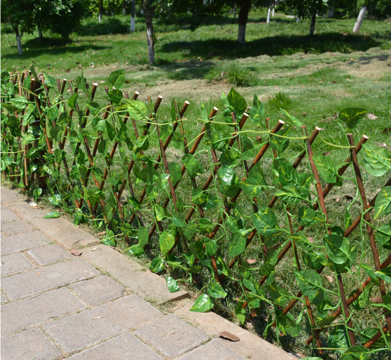 Künstlicher Gartenzaun mit Efeu – Flexibler Sichtschutz für Balkon und Terrasse