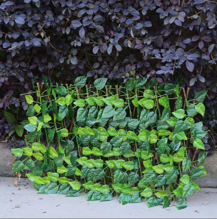 Künstlicher Gartenzaun mit Efeu – Flexibler Sichtschutz für Balkon und Terrasse