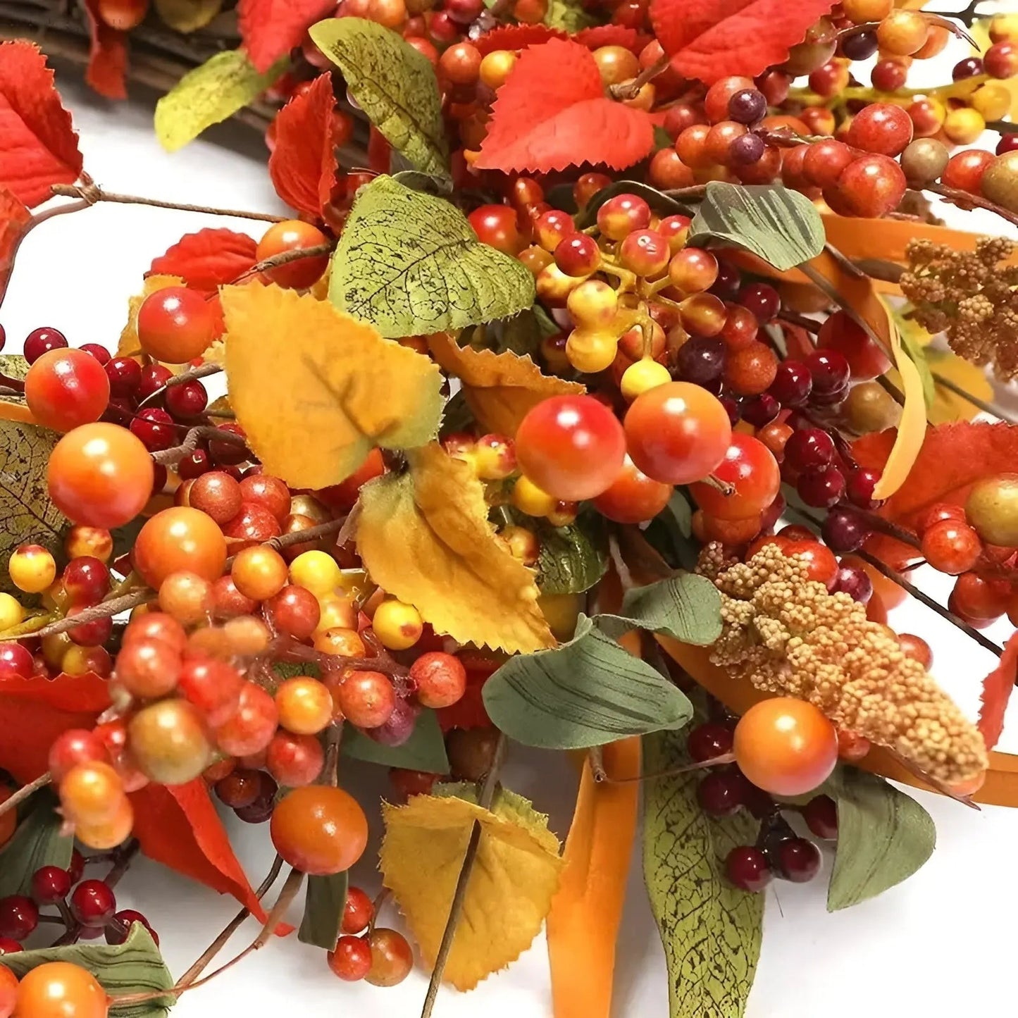 Herbstlicher Rattan Wandkranz mit Beeren und Blättern