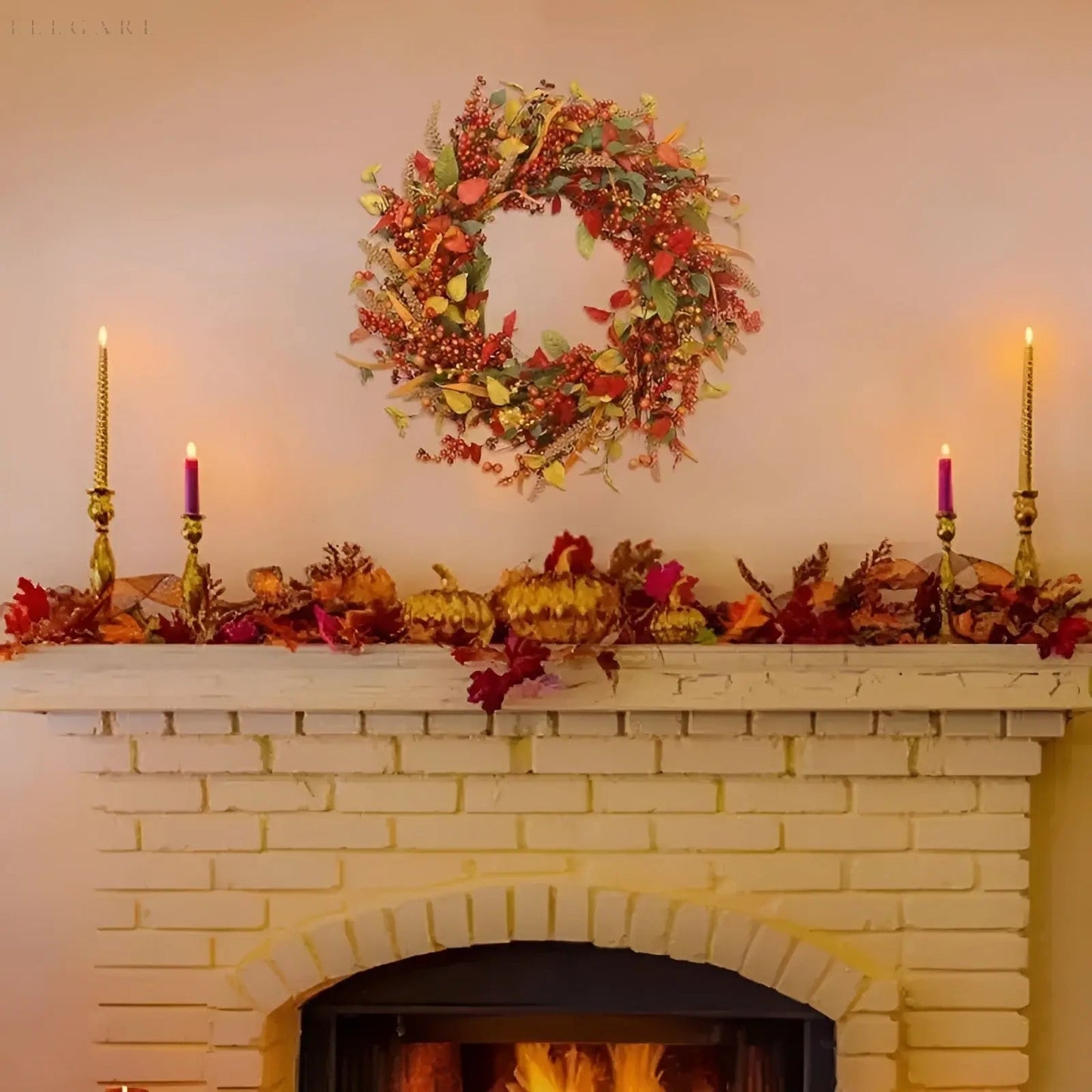 Herbstlicher Rattan Wandkranz mit Beeren und Blättern
