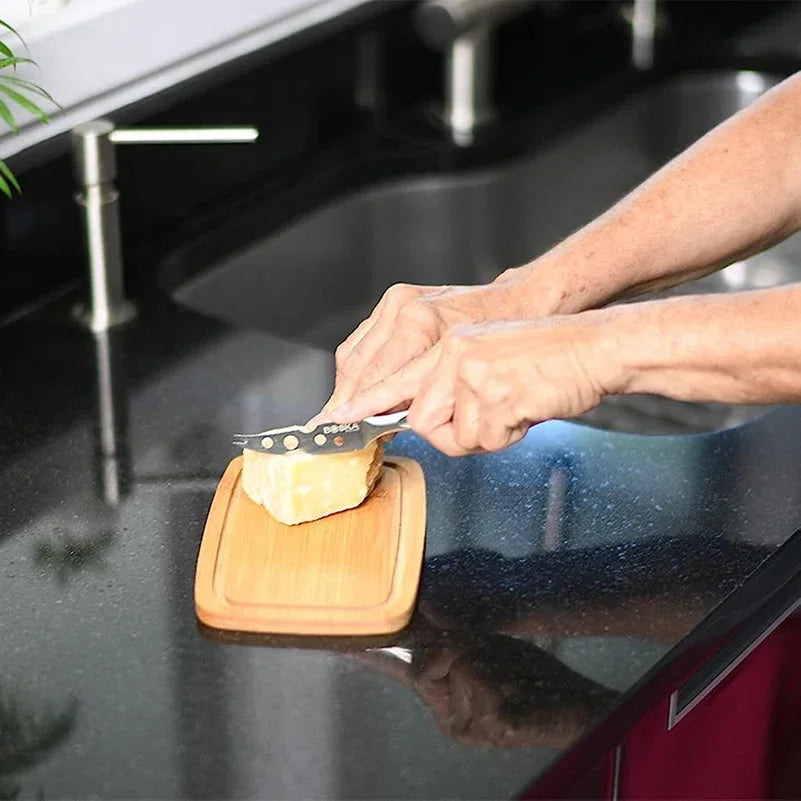 Rechteckige Käse und Butterdose mit Bambusbrett