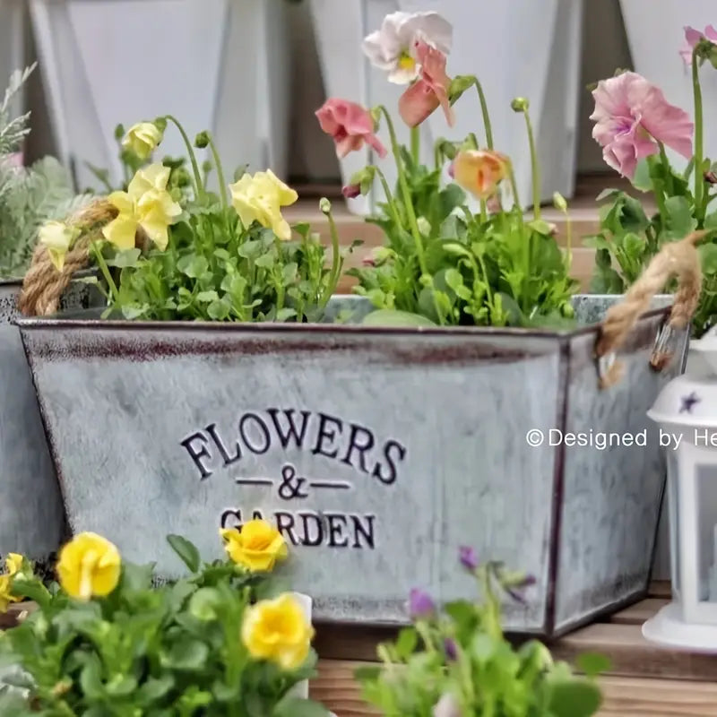 Dekorativer Blumen- und Gartenbehälter aus Metall mit Hanfseilgriffen