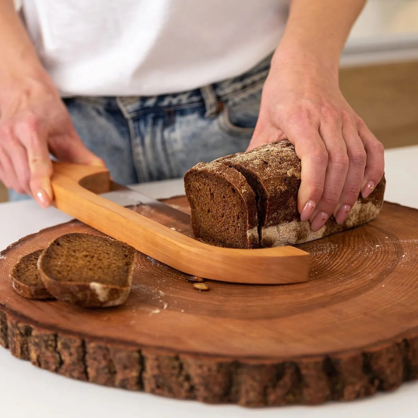 Brotmesser aus Holz mit Rutschfester Schneidehilfe