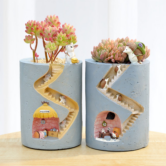 Dekorativer Pflanzentopf mit Igel- und Hasen-Miniatur – Kreatives Treppenhaus-Design für Pflanzen