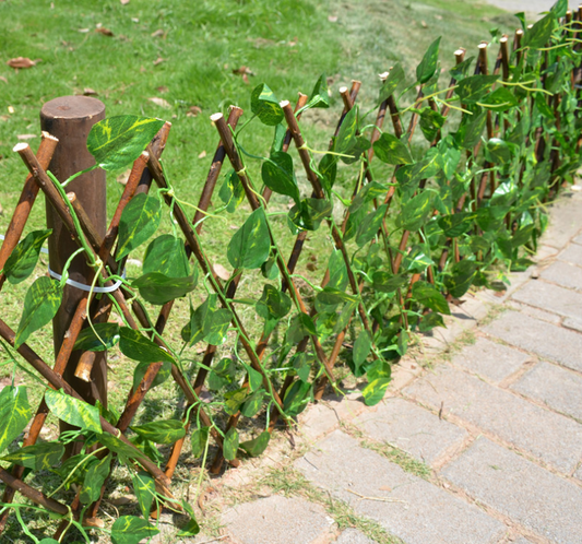 Künstlicher Gartenzaun mit Efeu – Flexibler Sichtschutz für Balkon und Terrasse