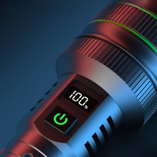 Extrem Helle und Zoombare LED-Taschenlampe mit Powerbank-Funktion für Outdoor-Abenteuer