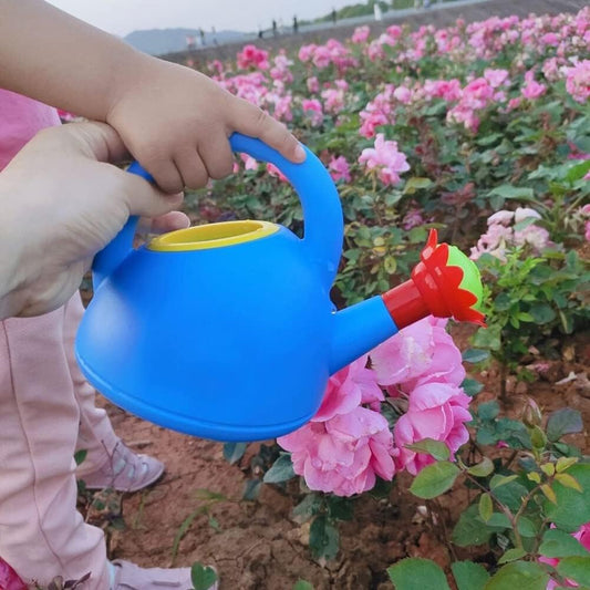 Kinder Gießkanne mit Blumenmund – Bunte Plastik-Gießkanne für kleine Gärtner