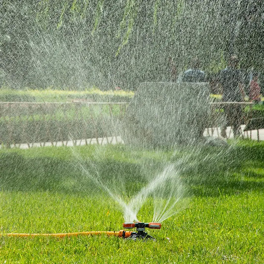 Drehbarer Garten-Sprinkler mit 3 Düsen – Effizienter Bewässerungssprinkler für Rasen und Garten
