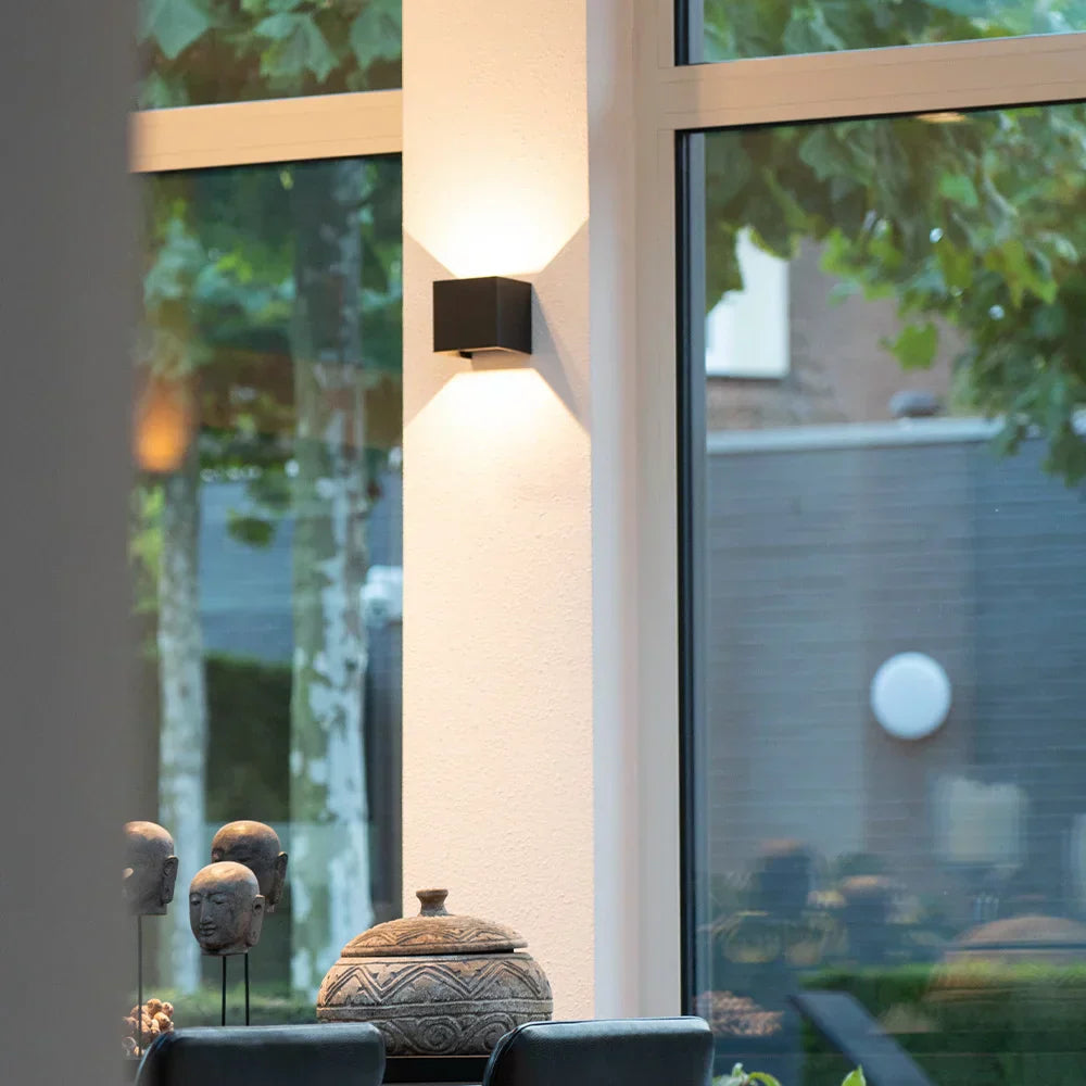Moderne LED Wandleuchte im Kubus Design
